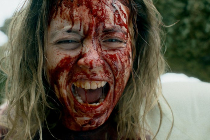 ¡Qué dolor! Al margen, a Sydney Sweeney la acompaña Alvaro Morte, de "La casa de papel". Fotos Diamond Films
