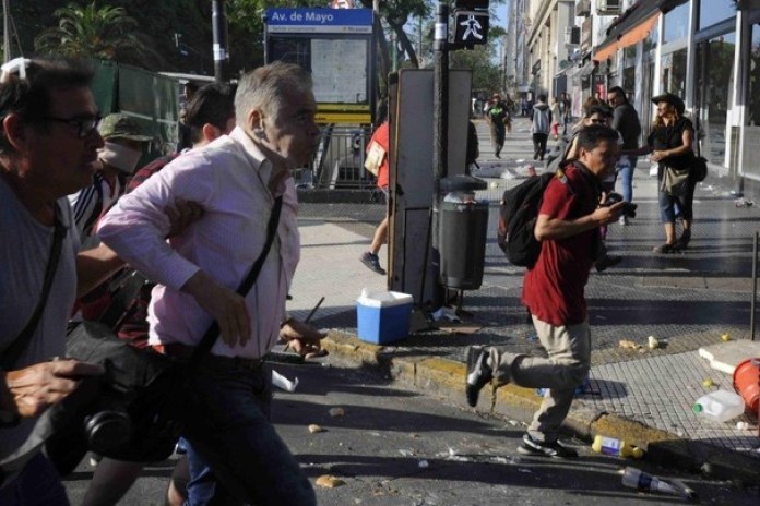 Julio Bazán, casi un corresponsal de guerra urbano, en 2017, en la protesta por la Reforma previsional. Foto: Diego Díaz