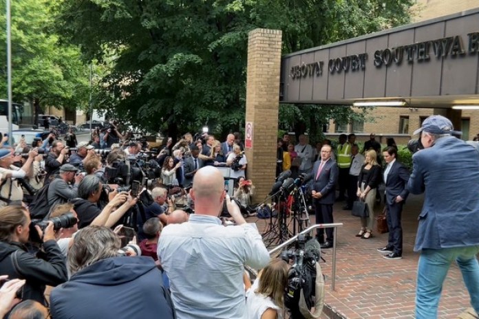 Spacey habla ante la prensa tras el juicio que se le siguió. “Está leyendo un libro sobre cómo se canceló a Charlie Chaplin”, contó Schrader.