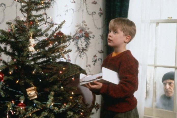 Macaulay Culkin, espiado por Joe Pesci.
