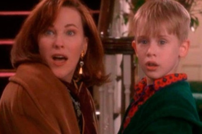 Catherine O'Hara (mamá) junto a Kevin (Culkin). La película fue la más exitosa de 1990: recaudó US$ 476.684.675 dólares en todo el mundo.