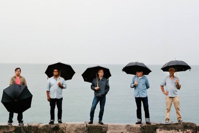 El quinteto Tortoise, banda de post-rock formada por Dan Bitney Doug McCombs, Jeff Parker, John Herndon y John McEntire. Foto de prensa
