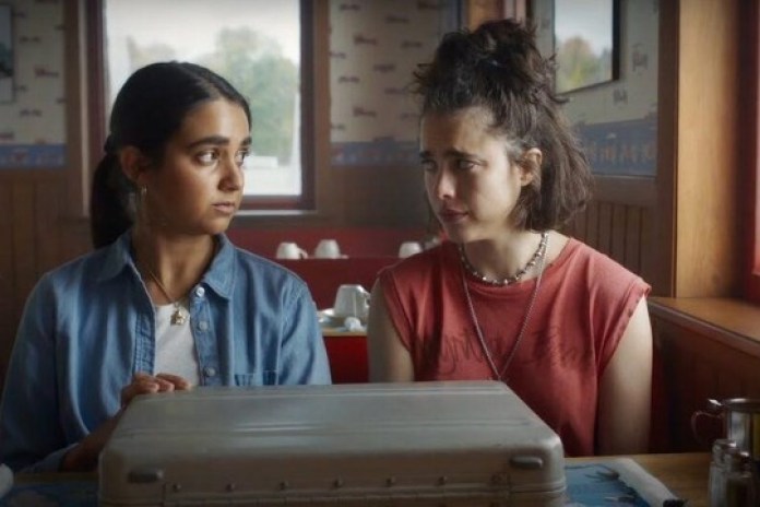 "Drive-Away Dolls" es una atrapante road movie dirigida por Ethan Coen.