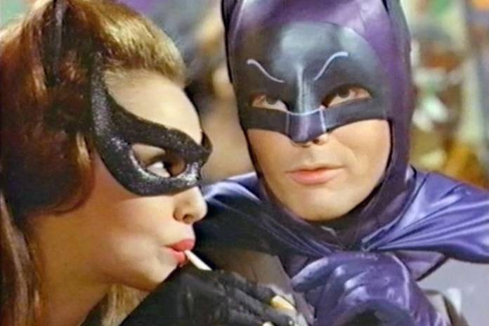Julie Newmar junto a Adam West, el Batman de la tele.