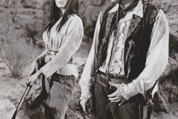 Morocha, junto a Omar Sharif en "El oro de Mackenna", que estrenó en 1969 cuando terminó "Batman".
