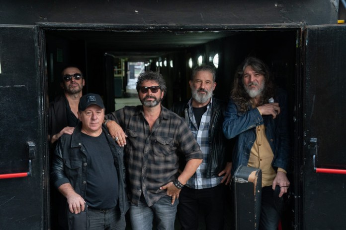 Patricio Castillo, Carlos Arín, Iván Noble, Martín Méndez y Pablo Guerra: cinco de los integrantes actuales de Los Caballeros de la Quema. Foto: Fernando de la Orden 