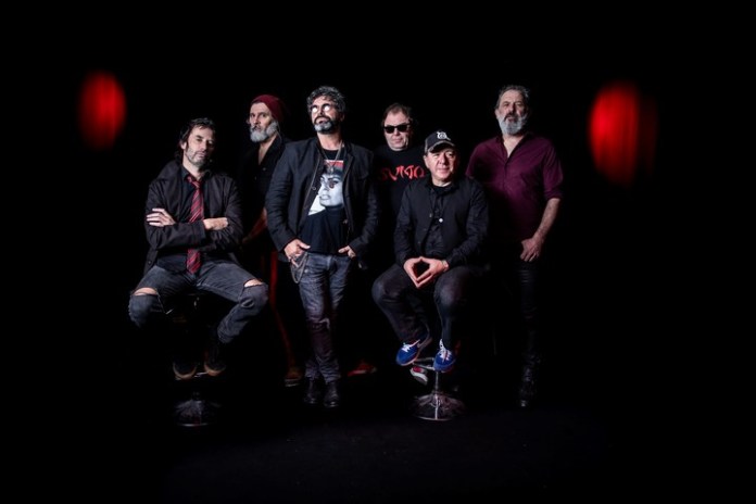 Los Caballeros de la Quema, formación actual completa: Carlos Arin, Iván Noble, Javier "Nene" Cavo, Martín Méndez, Pablo Guerra y Patricio "Pato" Castillo. Foto de prensa gentileza Tute Lacroix.