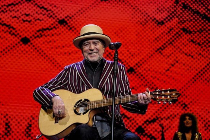 Joaquín Sabina tuvo un hermoso gesto con Los Caballeros de la Quema. No sólo los eligió como teloneros, sino que salió él mismo a presentarlos ante 10.000 personas.