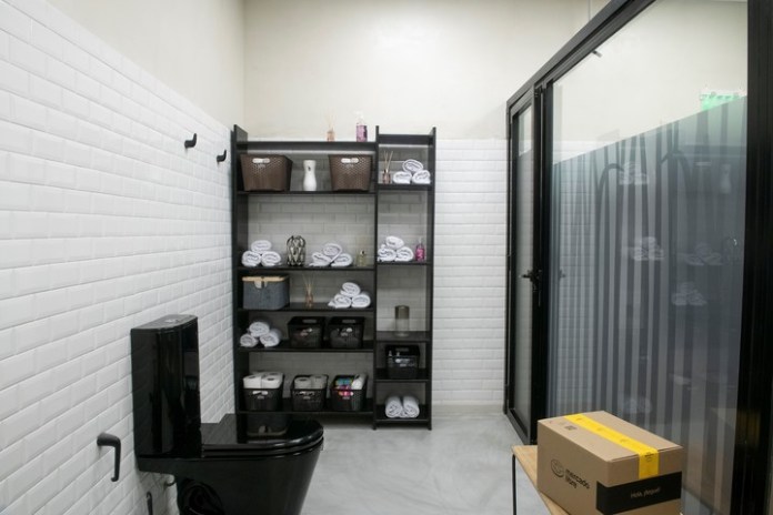 El baño con un sólo inodoro. Se turnan para usarlo. Y, por lo visto y escuchado, no se pelean por limpiarlo.