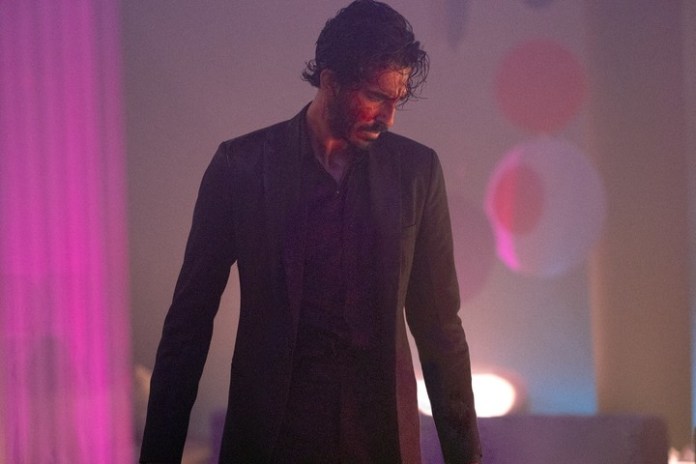 Dev Patel no escatima en escenas de violencia, pero al filme le hubiera venido bien un guion más sólido.