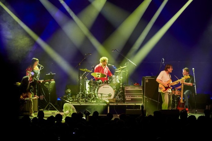 El sexteto a pleno, con el refuerzo de la tecladista Rebecca Cole. Foto de prensa gentileza Patricio Colombo.