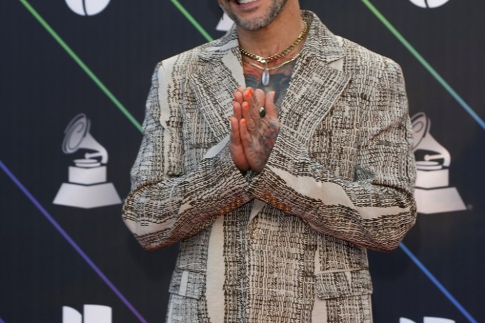 Pedro Capo en la alfombra roja de los Latin Grammy Awards 2021. Foto: EFE