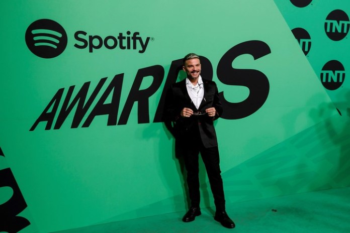Pedro Capó a su llegada a la alfombra verde de los Spotify Awards 2020 celebrados en Ciudad de México. Foto: EFE/José Méndez
