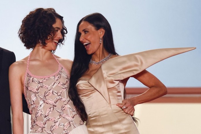 Margaret Qualley y Demi Moore, en la presentación de "The Substance", durante la edición 2024 del Festival de Cannes. Foto: Sameer Al-Doumy / AFP