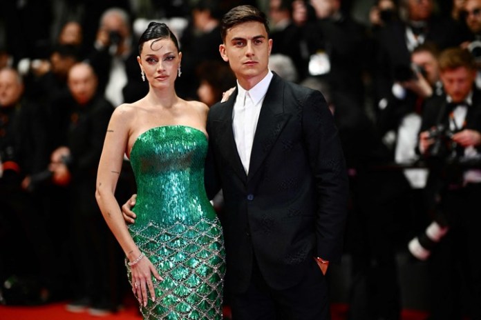 Oriana Sabatini y Paulo Dybala, en la alfombra roja de "The Shrouds" en la 77ª edición del festival. Foto AFP
