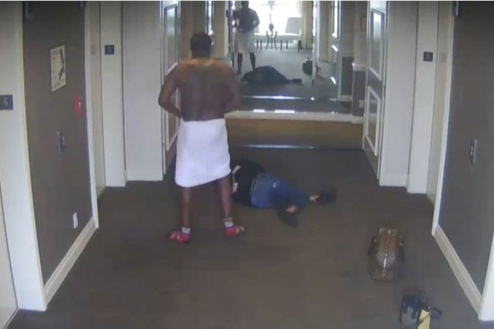 Sean Combs tras patear a su novia tirada en el piso del hotel. Captura de video.