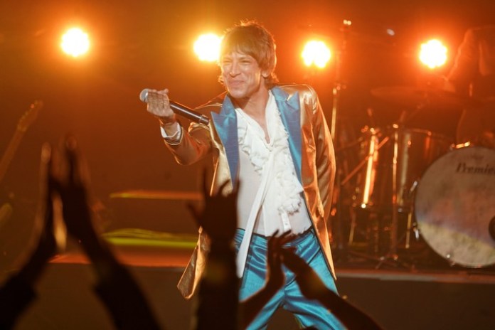 Joaquín Levinton en el recital de Turf en el teatro Coliseo, donde celebraron la remasterización de su álbum debut. Foto: Martin Bonetto.