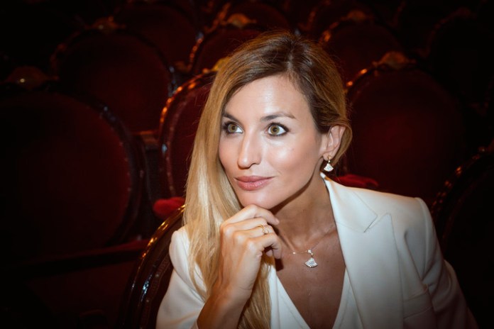 La directora de orquesta Beatrice Venezi, en el Teatro Colón. Es su tercera visita al país y tiene novio argentino. Foto: Mariana Nedelcu