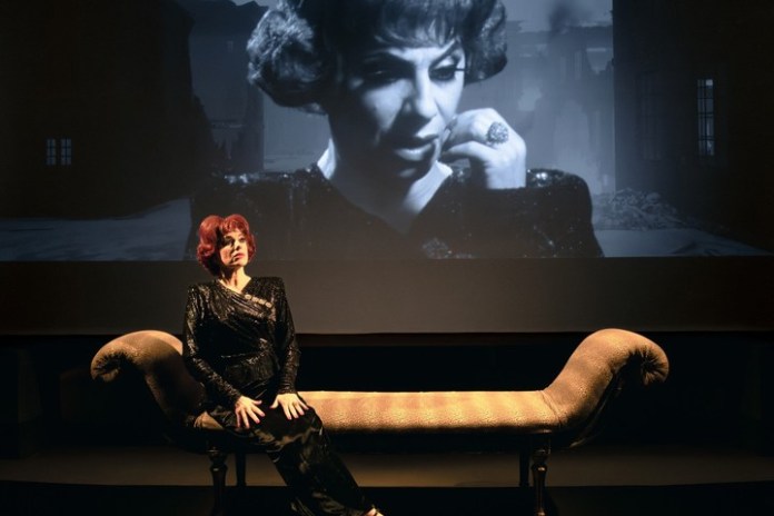 Bien aprovechado el recurso de duplicidad entre la pantalla y la actriz del filme en vivo, haciendo el mismo personaje. Foto: Prensa Teatro Colón / Lucia Rivero