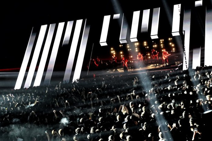 Las pantallas de video inclinadas formaban un espacio para que Babasónicos se ubique en el escenario. Foto: Martín Bonetto.