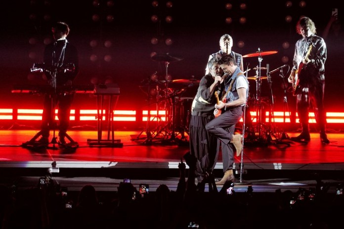 Adrián Dárgelos junto a su hermano Diego en pleno show de Babasónicos en Movistar Arena. Foto: Martín Bonetto.