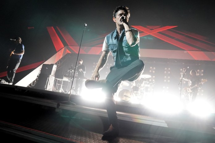 Diego Uma, multi-instrumentista y bailarín, en una de las típicas poses de "Microdancing". Foto: Martín Bonetto.