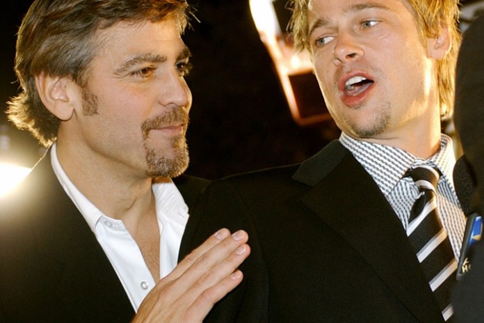 Eran tan jóvenes. George Clooney y Brad Pitt, en la première de "La gran estafa", por 2001. Foto AP 