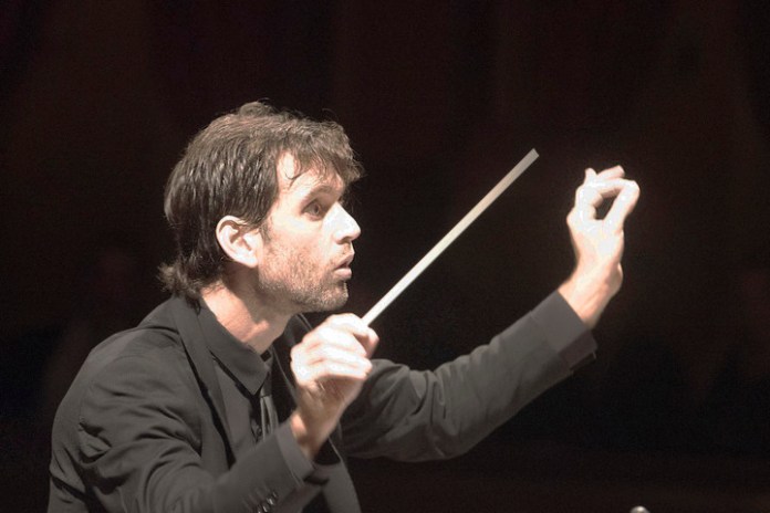 Pablo Druker dirigió este sábado en el Ciclo Colón Contemporáneo. Foto: Arnaldo Colombaroli