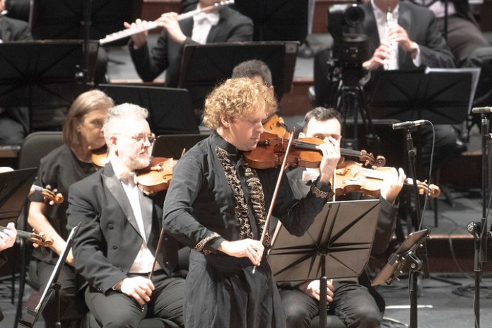 El violinista brasileño Alejandro Aldana. Foto: Arnaldo Colombaroli