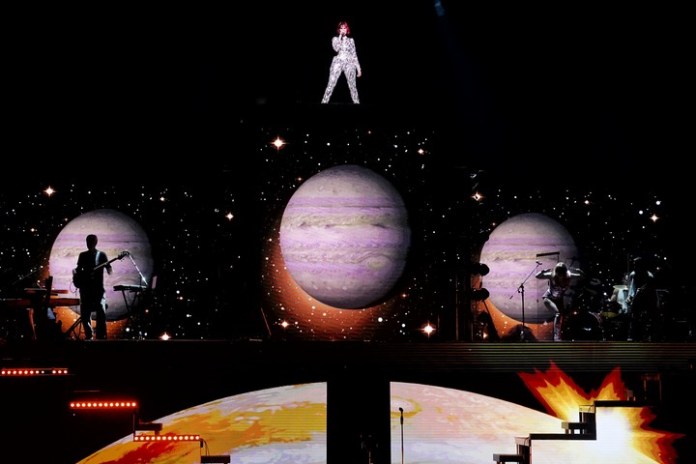 Fabi Cantilo, a lo alto de una estructura de tarimas en su recital en el Luna Park. Foto: Martín Bonetto
