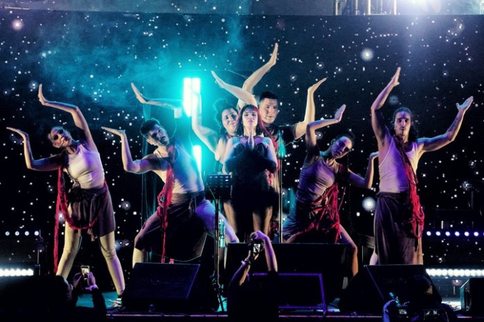 Fabi Cantilo y sus bailarines en el show en el Luna Park, que describió como una ópera-rock. Foto: Martin Bonetto