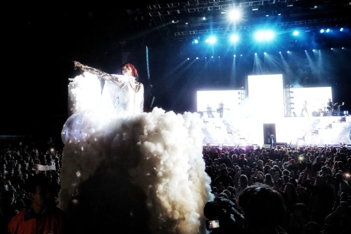 Fabi Cantilo en su trono de nubes, recorriendo la platea del Luna Park. Foto: Martin Bonetto.