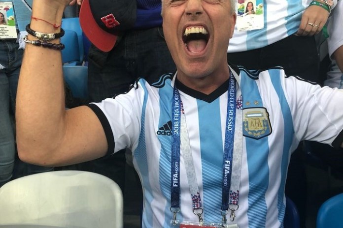 Marley vuelve en un mix de viajes y fútbol, acompañado por famosos.