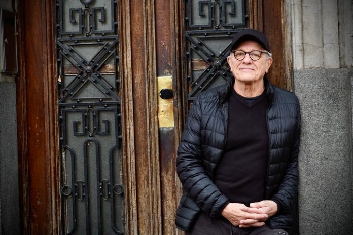Paisaje porteño. Emilio Del Guercio, en San Telmo. Dice que sufrió durante el tiempo en que no vio a su segunda hija. Foto: Ariel Grinberg 