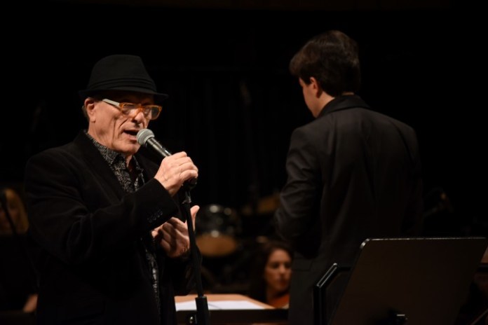 Emilio Del Guercio, cantando en el CCK, en un homeja a Almendra por los 50 años del primer disco de la banda que lo unió a Luis Alberto Spinetta, Edelmiro Molinari y Rodolfo García. Foto: Gentileza Dirección Nacional de Organismos Estables/Guillermo Mata