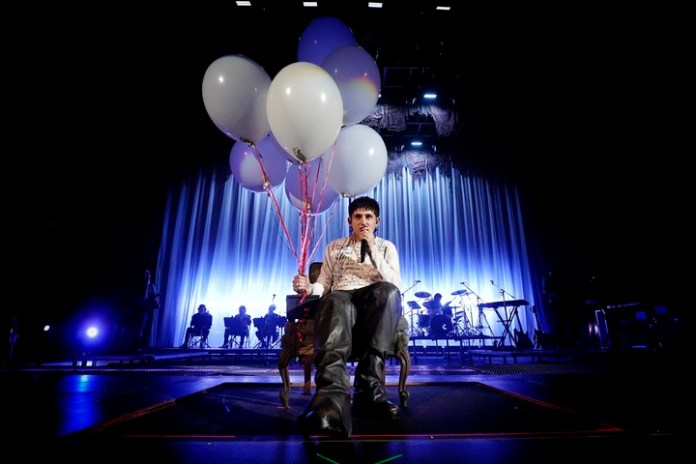 Dillom en el Luna Park, con globos que lo fueron elevando hasta que se iban pinchando y descendía. Foto: Emmanuel Fernández 