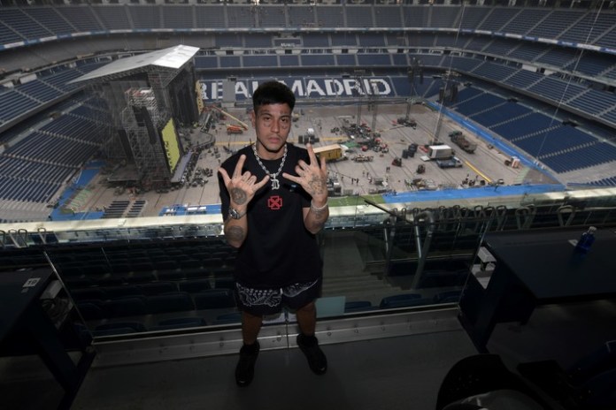 Duki en el imponente estadio Bernabéu, mientras aún continuaban las tareas del armado del escenario. Foto gentileza Dale Play y Mono Gómez