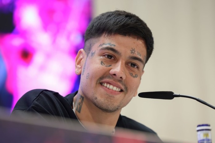 Duki en la conferencia de prensa que dio el día jueves en el estadio Santiago Bernabéu, en Madrid. Foto: EFE/Kiko Huesca