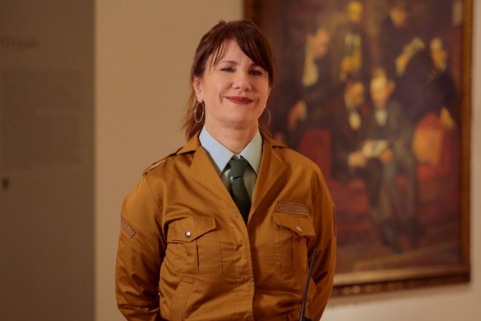 En "Goyo", Nancy Dupláa es Eva, una agente de seguridad en un museo.