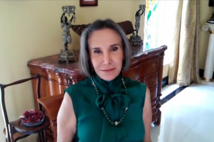 Florinda Meza, sin la caracterización que la volvió famosa: Doña Florinda, con los ruleros puestos.