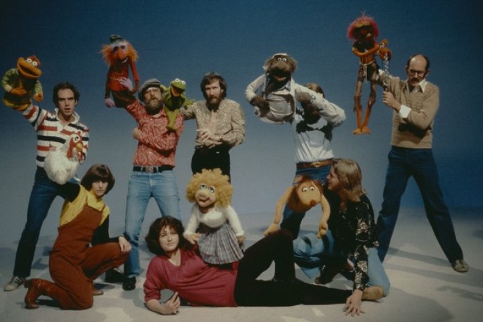Henson y sus colaboradores titiriteros, en un alto del rodaje de "Los Muppets".