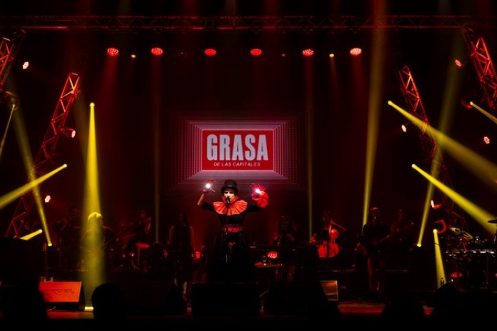 El comienzo del recital de "Hilda canta Charly", con "La grasa de las capitales". Foto de prensa gentileza Catalina Orcesi