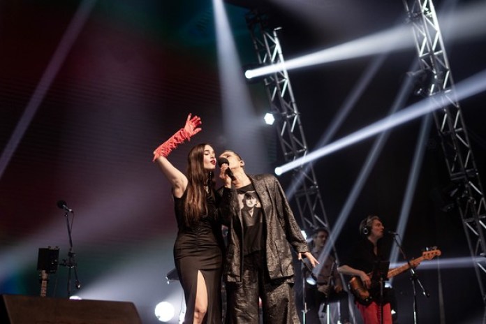 Hilda Lizarazu junto a su hija Mía Folino en el escenario del Coliseo. Foto de prensa gentileza Catalina Orcesi