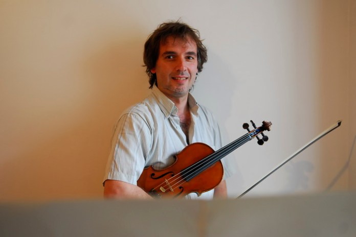 Elias Gurevich, primer violinista de la Orquesta Filarmónica. Foto: Martín Bonetto/Archivo Clarín