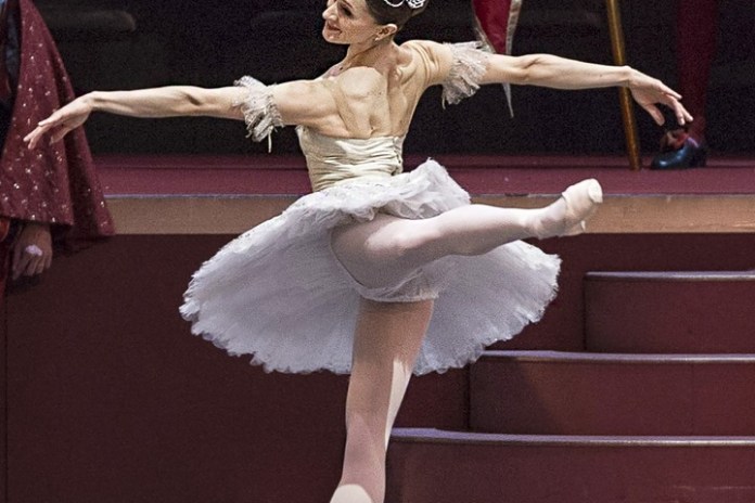 Marianela Núñez como la princesa Aurora, en la versión de "La bella durmiente" de 2017. La argentina estrella del Royal Ballet de Londres estará en el Colón.