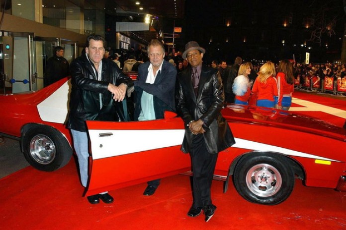 Paul Michael Glaser, David Soul y Antonio Fargas, en Londres, cuando se estrenó la película sobre "Starsky y Hutch" que hicieron Ben Stiller y Owen Wilson. Foto: AP 