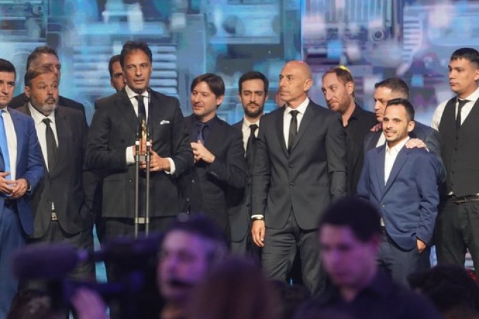 Los festejos de La Red, con Gustavo López a la cabeza. Foto Marcelo Carroll