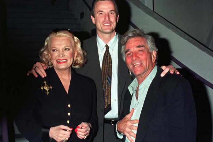 La actriz, con su hijo Nick Cassavetes y el actor Peter Falk (con quien trabajó en "Una mujer bajo influencia") durante una recepción, en el Hollywood Entertainment Museum. Foto Reuters
