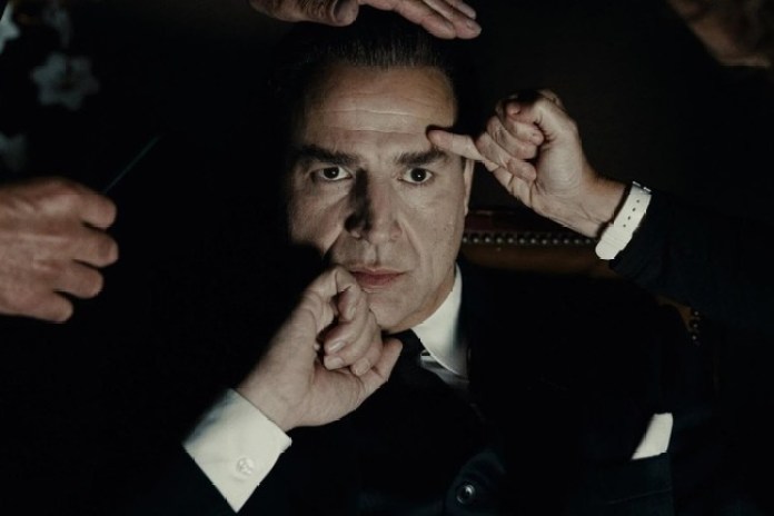 "Cristóbal Balenciaga", la serie sobre el diseñador español es un estreno de Disney+.