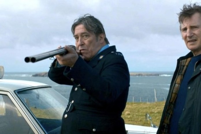 Tirándole a latas. Ciarán Hinds, el policía del pueblo, y Neeson.